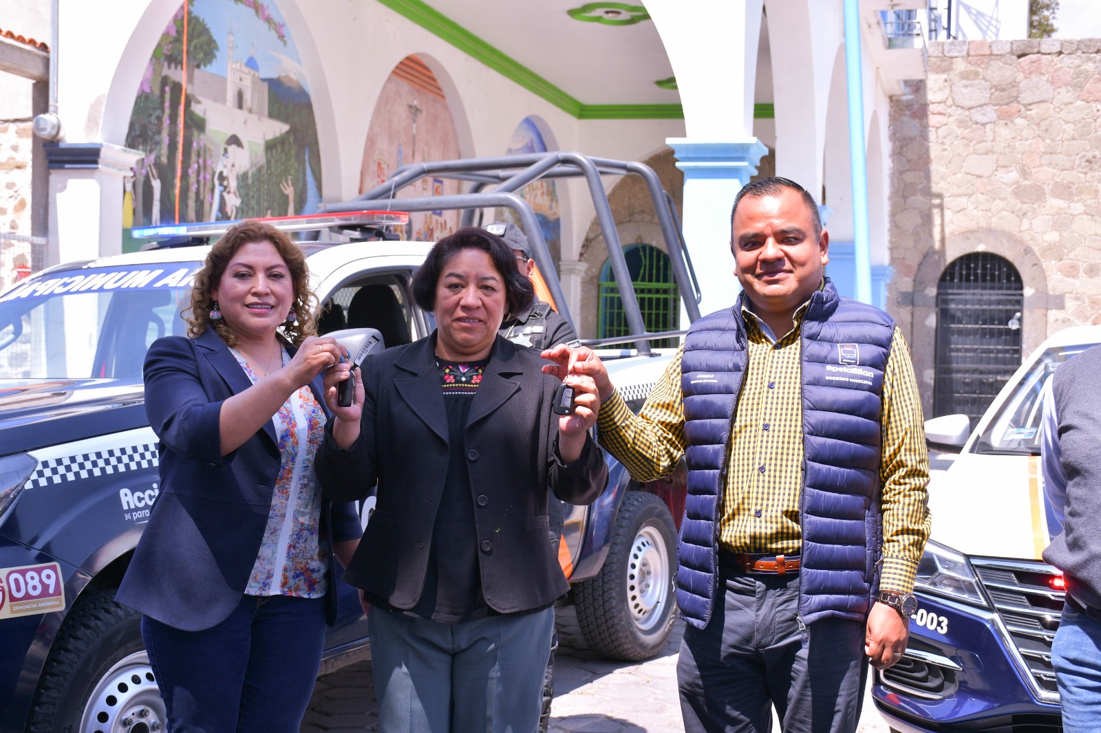 Alcalde de Apetatitlán, Ángelo Gutiérrez, entrega patrullas a comunidades de Tecolotla y Belén